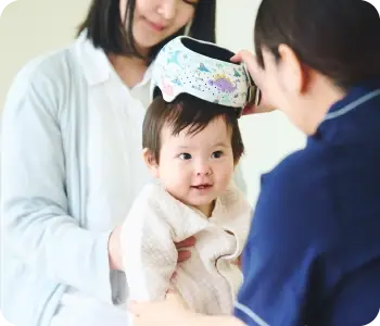 当院にてヘルメットを装着、ご自宅では治療管理アプリで記録